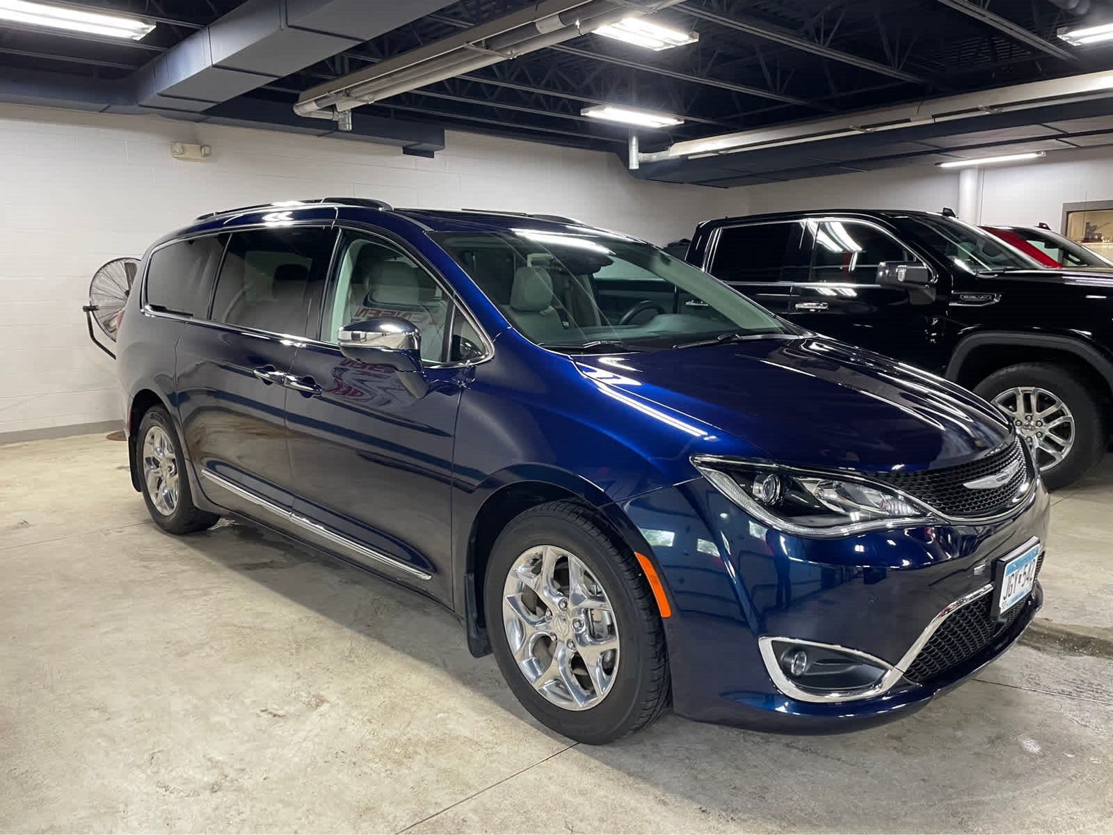 Used 2017 Chrysler Pacifica Limited with VIN 2C4RC1GG6HR611630 for sale in New Ulm, Minnesota
